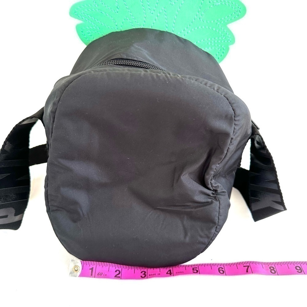 NWT PINK pineapple lunch box bag with shoulder strap. - Picture 5 of 7